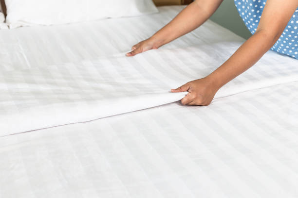 istock Hand set up white bed sheet in hotel room 918807718
