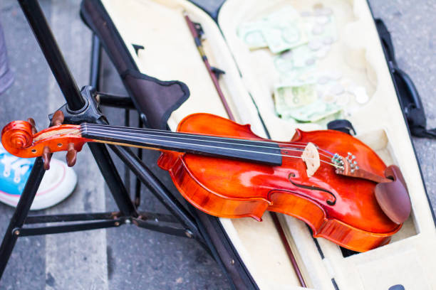 istock Violin in exchange for money 918809950