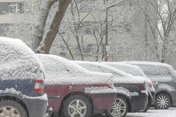 istock Snow-covered cars 918810112