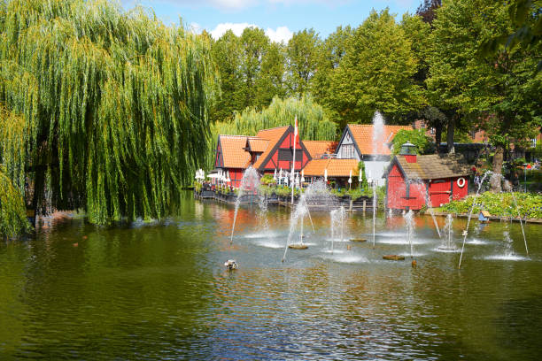 красивый пруд с фонтаном в садах тиволи в копенгагене. - copenhagen tivoli city tivoli gardens стоковые фото и изображения