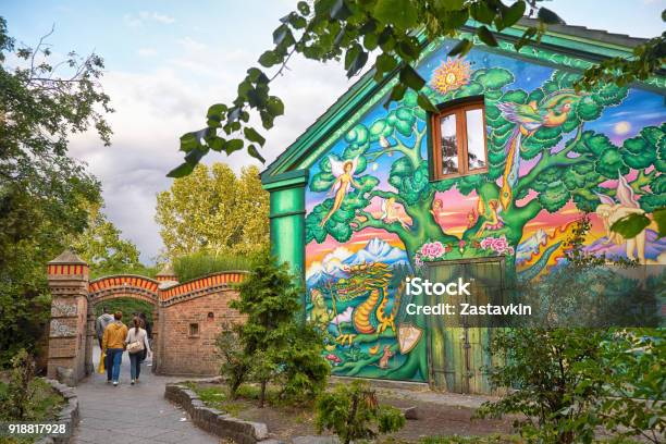 La Casa Pintada De Graffiti Fantástica En La Entrada De Christiania En Copengagen Foto de stock y más banco de imágenes de Ciudad libre de Christiania