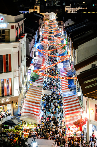 Vista elevada del mercado nocturno de Chinatown de Singapur durante año nuevo chino con multitud llena de las compras de mercancías del año nuevo lunar, las decoraciones y alimentos para las celebraciones festivas photo