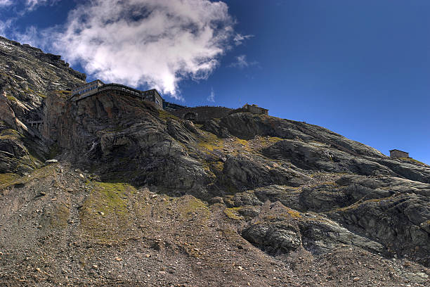 Alpine mountain con casa - foto stock