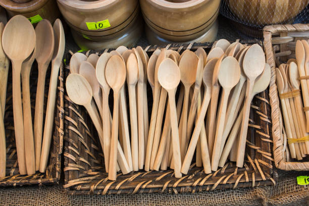 木製の茶さじ - teaspoon tablespoon silver spoon ストックフォトと画像