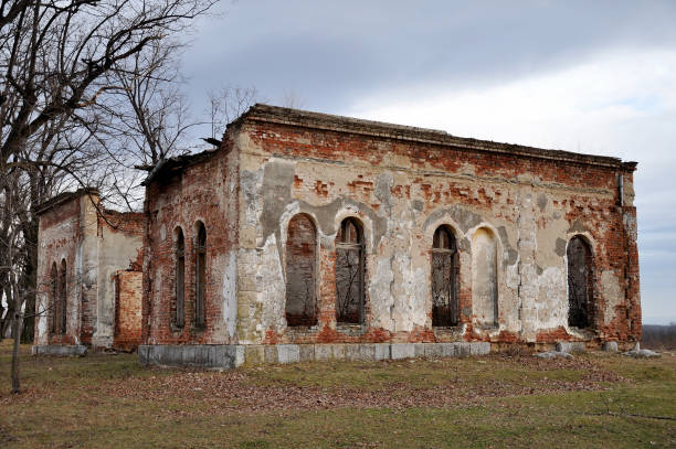 istock Old ruined brick building, destroyed and abandoned place. 918821782