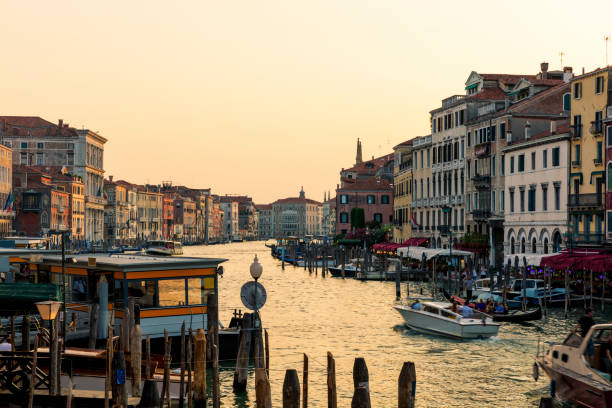 해질녘 그랜드 운하 리알토 다리에서 보기 - sepia toned famous place gondola rialto bridge 뉴스 사진 이미지