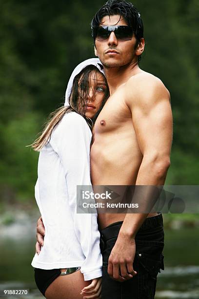 Kalte Junge Model Paar Auf Den Fluss Stockfoto und mehr Bilder von Attraktive Frau - Attraktive Frau, Bach, Badebekleidung