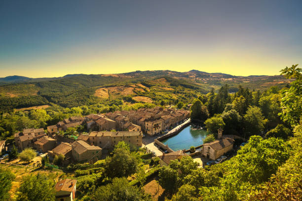 toskana, santa fiora mittelalterliches dorf, peschiera und kirche. monte amiata, grosseto, italien - town village panoramic green stock-fotos und bilder