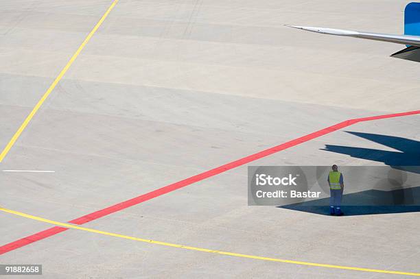 Avión Inspector De Foto de stock y más banco de imágenes de Aeropuerto - Aeropuerto, Pista de rodaje, Pista de aterrizaje