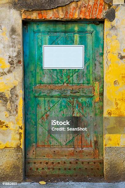 Antica Porta Con Segnale - Fotografie stock e altre immagini di Legno - Legno, Porta, Accessibilità