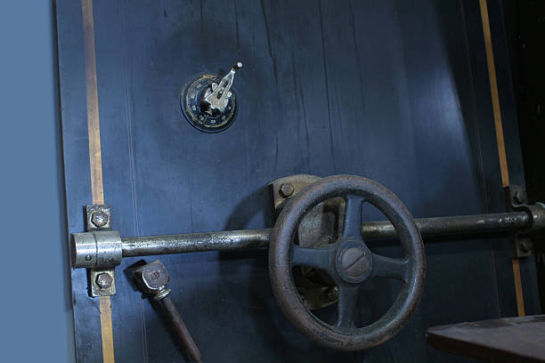porte de chambre forte de banque de sécurité - staple locking lock vehicle door photos et images de collection