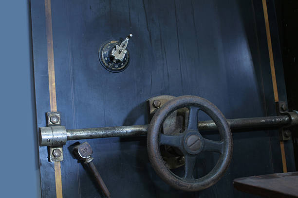 porta de cofre de banco de segurança - staple locking lock vehicle door imagens e fotografias de stock