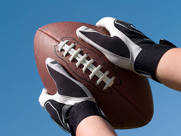 sehen sie sich ein football - receiver stock-fotos und bilder