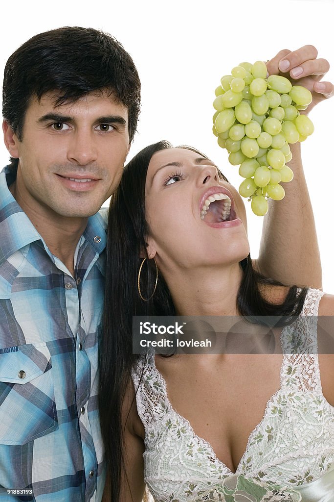 Couple ludique manger raisin - Photo de Activité de loisirs libre de droits