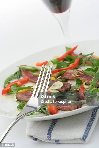 Carpaccio De Carne De Res Foto de stock y más banco de imágenes de Ensalada - Ensalada, Roqueta, Ajo