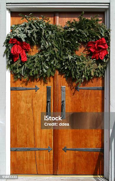Рождество Wreaths На Деревянные Двери — стоковые фотографии и другие картинки Без людей - Без людей, Венок, Вертикальный