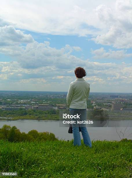 Frau Und Stadt Stockfoto und mehr Bilder von Augenheilkunde - Augenheilkunde, Auseinander, Bach