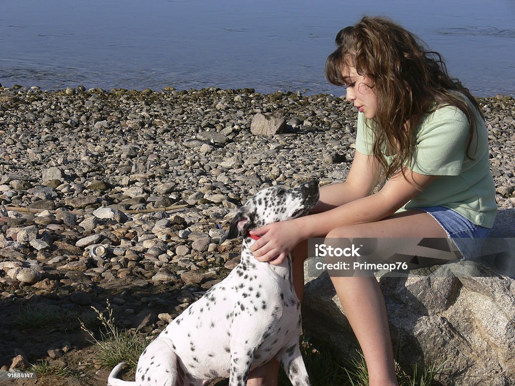 Menina e cachorro no rio - Foto de stock de Abraçar royalty-free