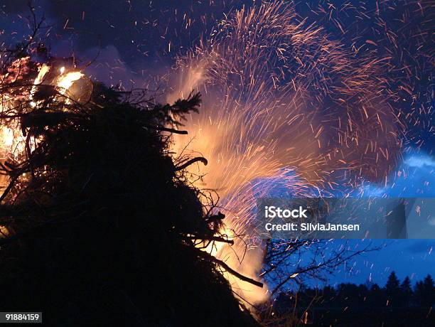 Foto de Páscoa De Incêndio e mais fotos de stock de Azul - Azul, Bosque - Floresta, Brilhante - Luminosidade