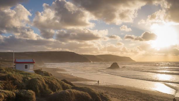 coucher de soleil venteux à widemouth, bude - bude photos et images de collection