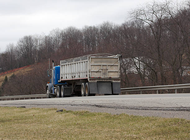 camión de descarga en la autopista - bigrig fotografías e imágenes de stock