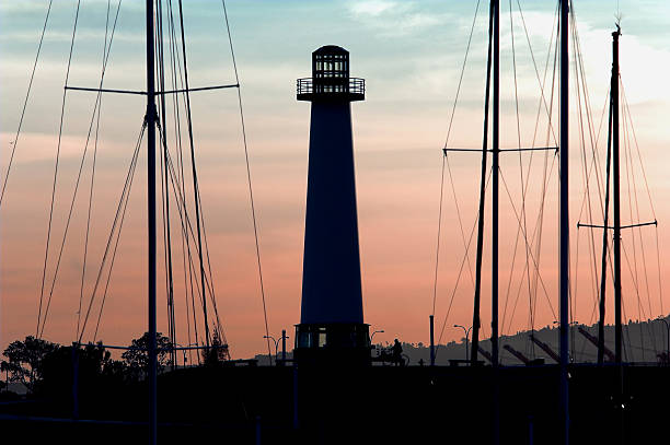 phare au coucher du soleil - long beach california lighthouse los angeles county photos et images de collection