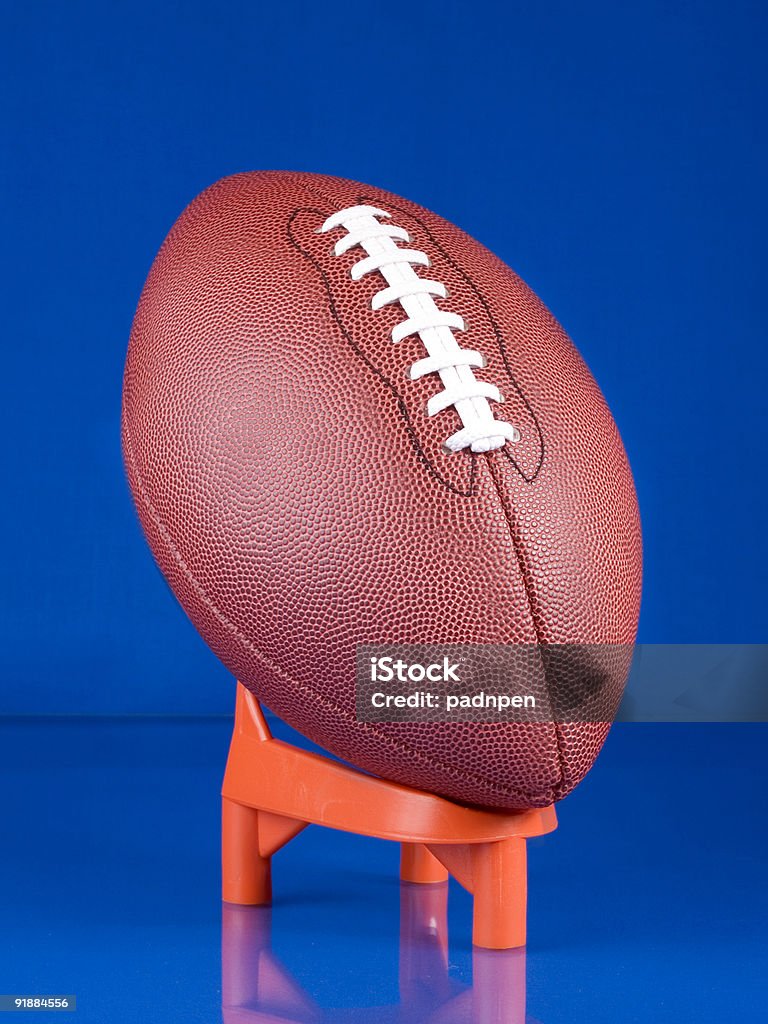 Calcio e Tee su blu - Foto stock royalty-free di Acquaforte