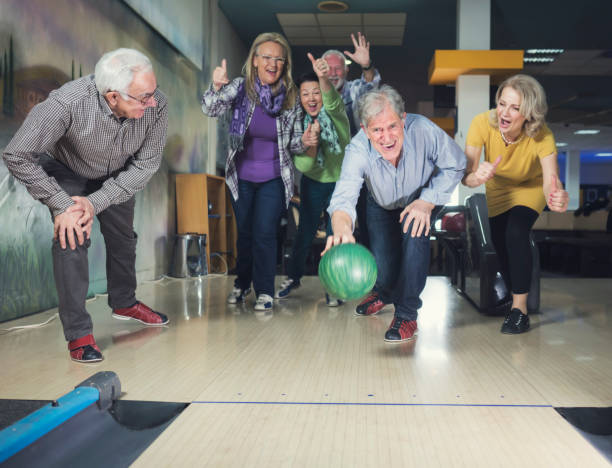bowling - - bowling holding bowling ball hobbies stock-fotos und bilder
