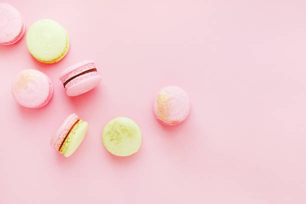 istock Colorful macarons on pink background. Flat lay, top view. 918869722