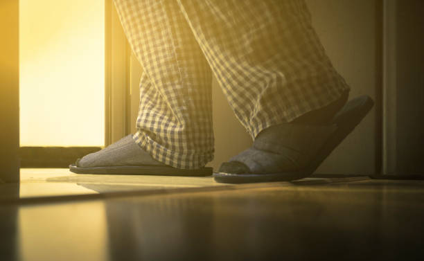 pijamas에 성인 남자는 화장실에 밤에 산책. 남자의 healths 개념입니다. 격 조 - slipper senior adult shoe human leg 뉴스 사진 이미지