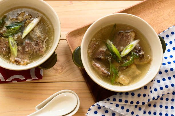 un plato de sopa de cola de buey - ox tail fotografías e imágenes de stock