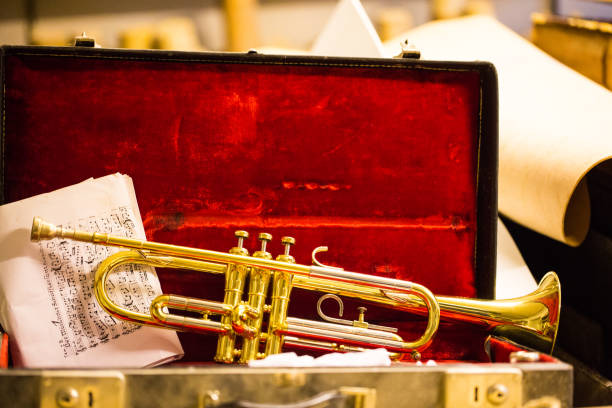 trompete, deitado em um caso de trompete - jazz music trumpet valve - fotografias e filmes do acervo