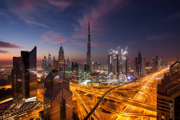 dubai downtown w niebieskiej godzinie - sheik zayed road obrazy zdjęcia i obrazy z banku zdjęć