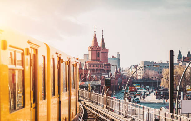 berlin kreuzberg oberbaumbrücke - kreuzberg imagens e fotografias de stock