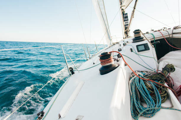 istock Deck of professional racing yacht leaning in wind 918880088