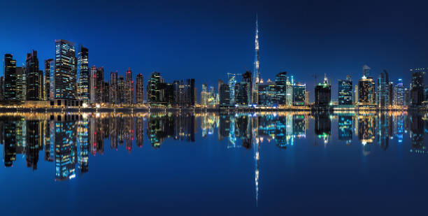 두바이 비즈니스 베이 밤 파노라마 - dubai skyline panoramic united arab emirates 뉴스 사진 이미지