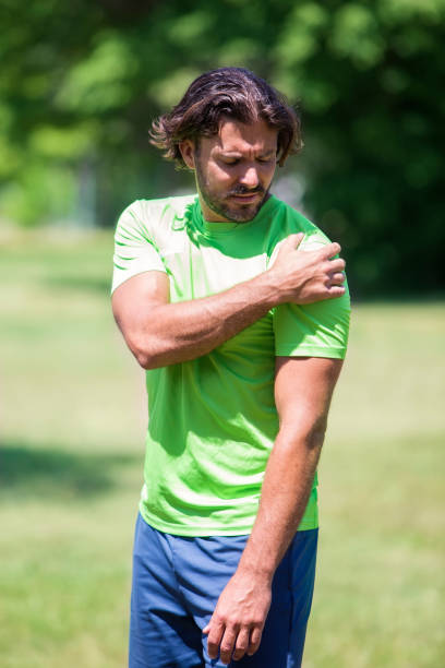 istock Runner with shoulder pain in green park 918881514