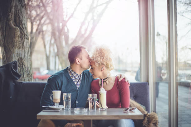 istock Couple in coffee shop 918885304
