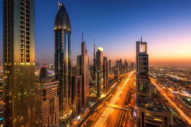 wunderschönes panorama von dubai downtown - sheik zayed road fotos stock-fotos und bilder