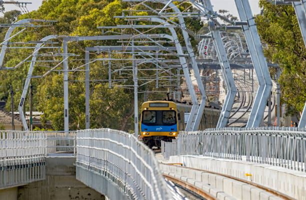 treno sulla nuova ferrovia sopraelevata skyrail di melbourne - train australia electric train image foto e immagini stock