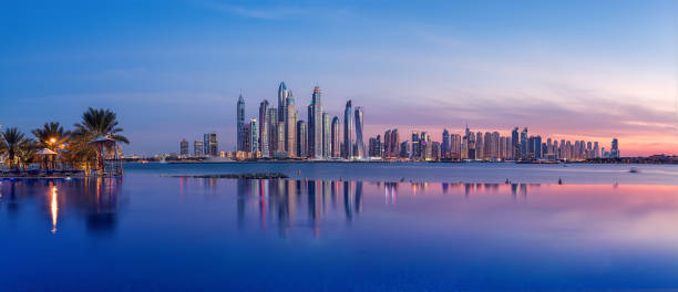일몰 시 두바이 마리나의 파노라마 - dubai skyline panoramic united arab emirates 뉴스 사진 이미지