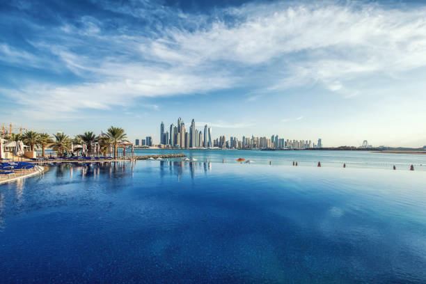 панорама дубая марина скайлайн. объединённые арабские эмираты - dubai skyline panoramic united arab emirates стоковые фото и изображения