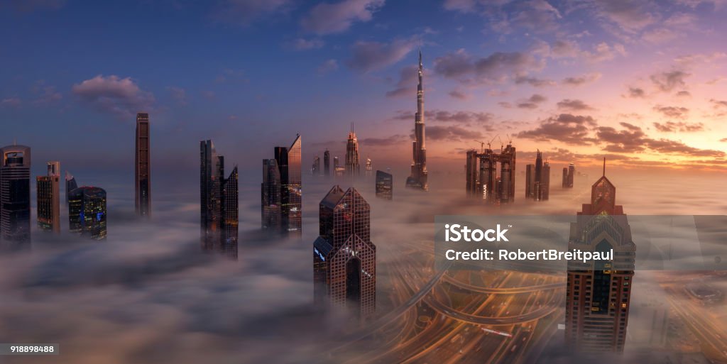Downtown Dubai en hermosa niebla - Foto de stock de Dubái libre de derechos