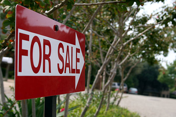 istock House For Sale This Way 91890249