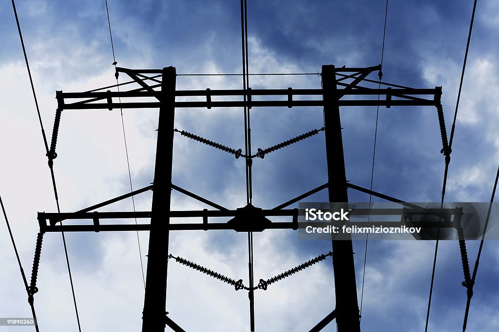 powerlines przeciwko niebo - Zbiór zdjęć royalty-free (Bez ludzi)