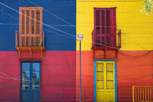 kolorowa fasada z caminito w la boca, buenos aires, argentyna - la boca zdjęcia i obrazy z banku zdjęć