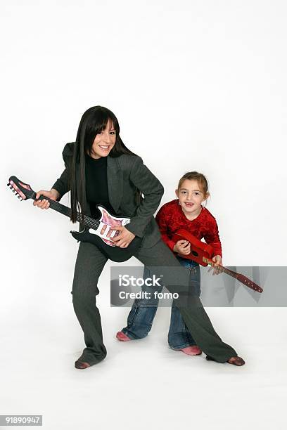 Tocar Guitarra Raparigas - Fotografias de stock e mais imagens de Adolescente - Adolescente, Adulto, Alegria