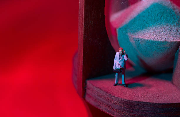 espera-empresário figura - waiting hourglass people impatient imagens e fotografias de stock