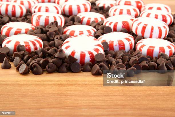 Schokoladechips Und Peppermints Stockfoto und mehr Bilder von Pfefferminze - Pfefferminze, Schokolade, Braun