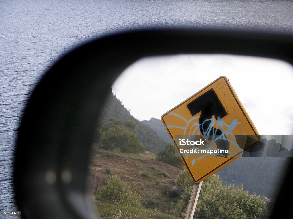 Les panneaux dans le miroir sont plus proches qu'ils apparaissent - Photo de Rouillé libre de droits